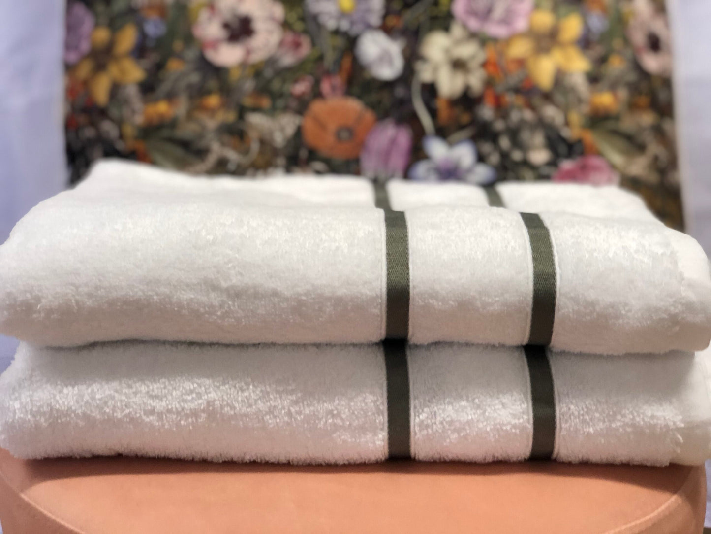 2 hvide badehåndklæder med grå stribe